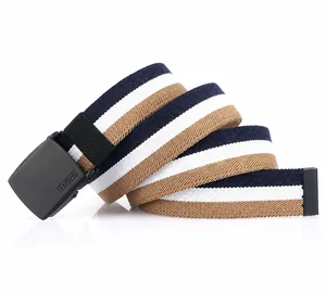 Détail d'une ceinture tressée élastique avec boucle en alliage de zinc et embout en métal