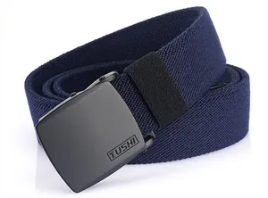 Gros plan sur la ceinture tressée élastique bleu foncé avec boucle en métal noir mat