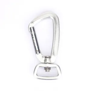 Silberner D-Karabiner mit Drehgelenk und matter Metalloberfläche auf weißem Hintergrund