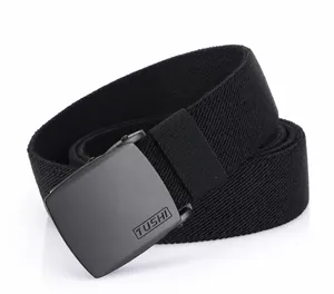 Gros plan détaillé d'une ceinture tressée élastique noire avec boucle en métal mat TUSHI