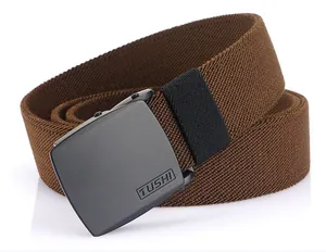 Détail d'une ceinture tressée élastique marron avec boucle automatique grise mate