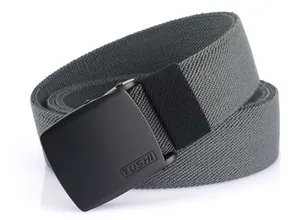 Détail macro de la ceinture tressée extensible avec boucle TUSHI noir mat