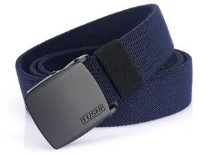 Détail de la ceinture tressée élastique bleu marine avec boucle en métal noir mat TUSHI