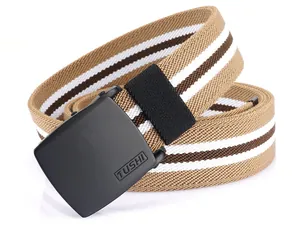 Détail macro de la ceinture élastique kaki rayée avec boucle automatique noire mate