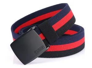 Détail de la ceinture tressée élastique à rayures bleu et rouge avec boucle en métal noir