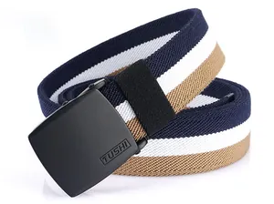 Détail de la ceinture tressée élastique TUSHI montrant les rayures et la boucle mate