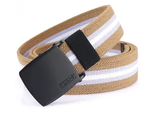 Détail de la ceinture tressée élastique kaki à rayures blanches et boucle TUSHI noire