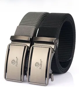 Détail de ceintures pour hommes en nylon avec boucles automatiques mates en gris et noir