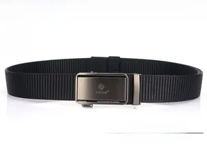 Gros plan d'une ceinture en nylon noir avec une boucle automatique en métal brossé