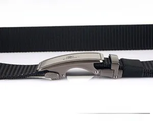 Gros plan sur la boucle automatique mate et la texture de la ceinture en nylon noir