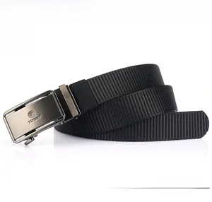 Détail de la sangle en nylon épais et de la boucle automatique en métal avec logo TUSHI