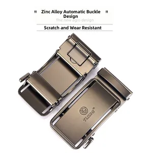 Détail de la boucle automatique en alliage de zinc avec logo lion et métal brossé anti-rayures