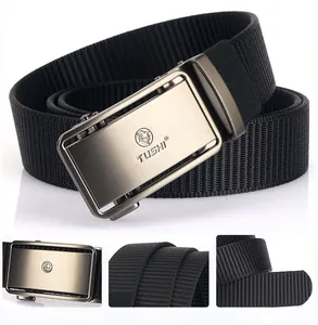 Détails de la boucle automatique en métal et texture de la ceinture en nylon