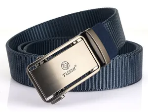 Détail de la ceinture en nylon avec boucle automatique en métal brossé et logo lion