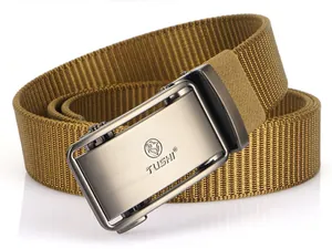 Détail d'une ceinture en nylon marron avec boucle automatique en métal brossé