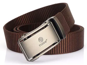 Détail de la ceinture en nylon marron avec boucle automatique en métal mat et logo lion