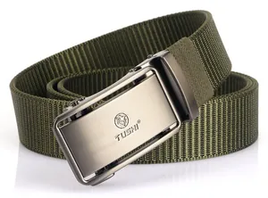 Détail d'une ceinture en nylon vert armée avec boucle automatique brossée et logo TUSHI