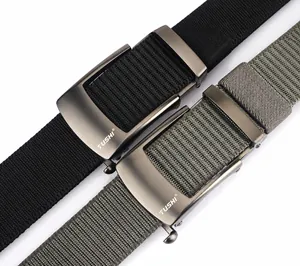 Dettaglio di cinture in nylon intrecciato con fibbia automatica in nero e verde militare