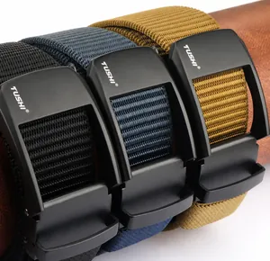Detailansicht von Nylon-Flechtgürteln in Schwarz, Blau und Khaki mit Automatikschließe