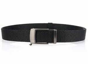 Dettaglio della cintura tattica da uomo in nylon con fibbia automatica in metallo opaco