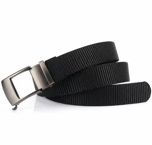Dettaglio della trama in nylon spesso e fibbia automatica in metallo opaco con logo Tushi