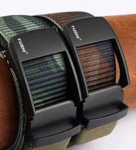 Details der Automatikschließen an Camouflage-Nylon-Stretchgürteln mit mattem Finish
