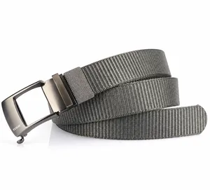 Dettaglio della trama in nylon ad alta densità e fibbia in zinco sulla cintura tattica uomo