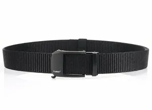 Detail eines schwarzen Nylon-Taktikgürtels mit matter Metall-Automatikschließe und Struktur