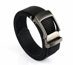 Dettaglio cintura in nylon intrecciato nero con fibbia automatica in metallo e logo TUSHI