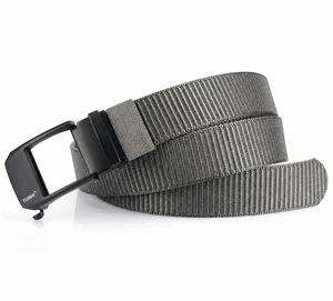 Detailansicht eines grauen taktischen Nylon-Gürtels mit automatischer Zinklegierung
