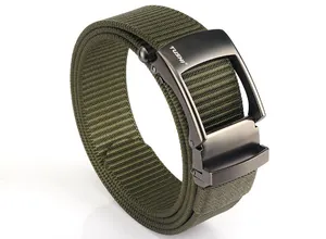 Dettaglio della cintura in nylon verde militare con trama spessa e fibbia metallica automatica