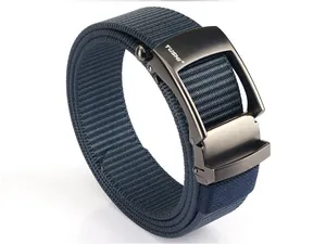 Dettaglio della cintura intrecciata in nylon blu navy con fibbia automatica in metallo opaco