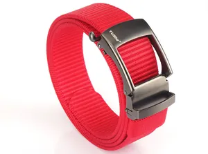 Dettaglio della cintura intrecciata in nylon rosso con fibbia automatica in metallo opaco