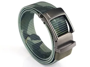 Dettaglio della trama in nylon mimetico e fibbia automatica in metallo grigio scuro