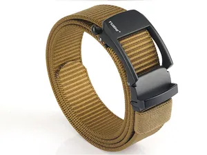 Detail eines khakifarbenen Nylon-Elastikgürtels mit mattschwarzer Automatikschließe