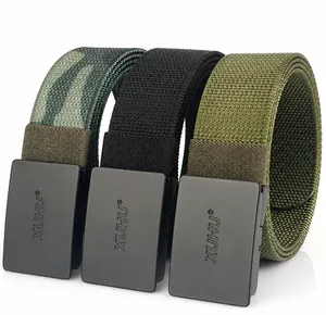 Dettaglio di cinture in nylon resistente in camouflage, nero e verde oliva con fibbie metalliche