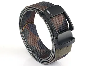 Detailaufnahme der mattschwarzen Legierungsschnalle und des Camo-Nylon-Webgürtels
