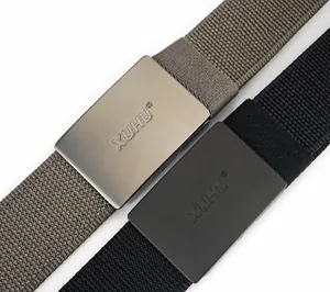 Dettaglio ravvicinato di cinture tattiche in nylon con fibbie metalliche e tessuto