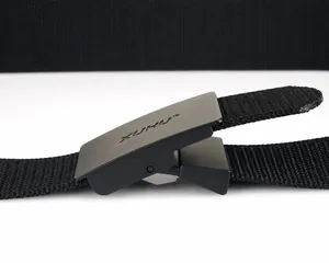 Dettaglio della cintura tattica in nylon nero con fibbia in metallo opaco e trama fitta