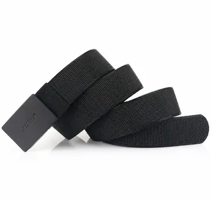 Dettaglio della cintura in nylon spesso con trama intrecciata e fibbia in metallo opaco