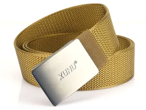 Dettaglio della cintura in nylon giallo senape con fibbia in metallo spazzolato e logo