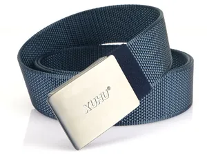 Dettaglio della cintura intrecciata in nylon blu scuro con fibbia in metallo satinato