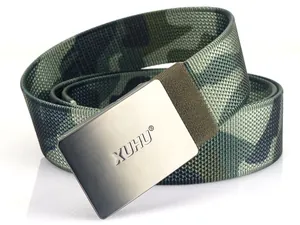 Dettaglio della cintura in nylon camouflage militare con fibbia in lega d'argento opaca