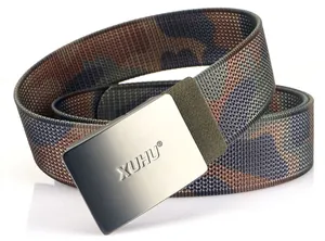 Dettaglio cintura in nylon mimetico verde con fibbia in metallo argento opaco e marchio