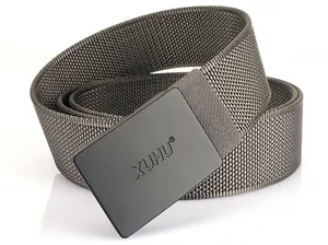 Primo piano della cintura in nylon intrecciato con fibbia in metallo nero opaco e logo