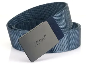 Dettaglio della fibbia in metallo nero opaco con logo XUHU su cintura in tela blu