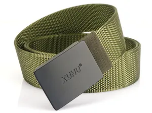 Dettaglio della cintura tattica in nylon verde militare con fibbia in metallo nero opaco