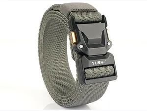 Gros plan sur la ceinture tactique vert armée avec boucle en métal et sangle en nylon