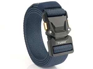 Détail de la boucle tactique à dégagement rapide sur ceinture élastique bleu marine