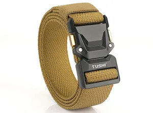 Détail de la ceinture tactique kaki montrant la boucle en métal noir à dégagement rapide